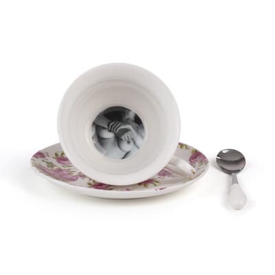 Tasse à thé Guiltless - Fortuna céramique rose / Avec soucoupe & cuillère - Image érotique au fond d