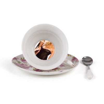 Tasse à thé Guiltless - Rumina céramique rose / Avec soucoupe & cuillère - Image érotique au fond de