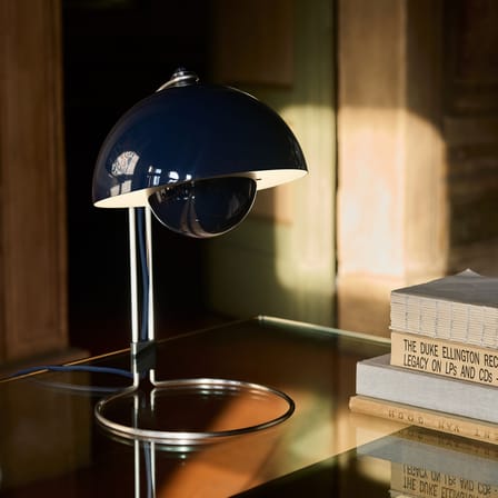 Lampe de table Flowerpot VP4 métal bleu / H 36 cm - By Verner Panton, 1968 - &tradition