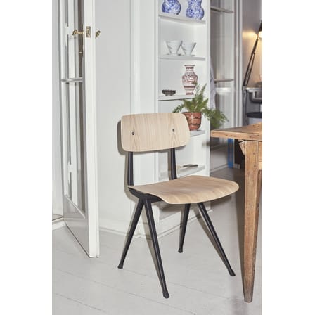 Stuhl Result schwarz holz natur / Neuauflage des Originals aus dem Jahr 1958 - Hay
