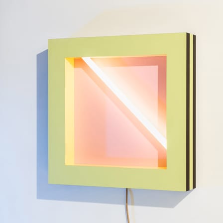 Wandleuchte mit Stromkabel Negresco plastikmaterial holz rosa gelb / By Martine Bedin, 1981 - 60 x 60 cm - Memphis Milano
