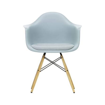 Fauteuil RE DAW - Eames Plastic Armchair plastique bleu / (1950) - Pieds bois clair - Assise rembourrée / Recyclé - Vitra