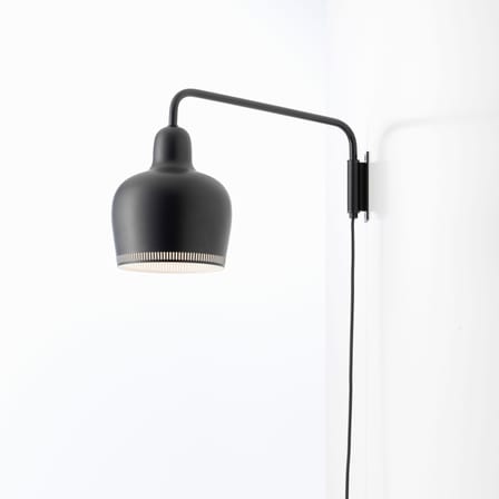 Applique avec prise Golden Bell A330S métal noir / Alvar Aalto, 1937 - Bras pivotant - ARTEK