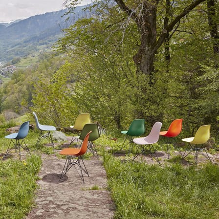 Chaise RE DSR - Eames Plastic Side Chair plastique rose / (1950) - Pieds noirs / Recyclé - Vitra