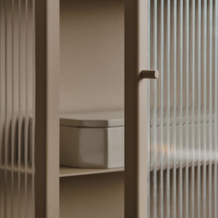 Rangement mural Haze métal beige / L 35 x H 100 cm - Verre cannelé - Ferm Living