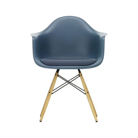 Fauteuil RE DAW - Eames Plastic Armchair plastique bleu / (1950) - Pieds bois clair - Assise rembourrée / Recyclé - Vitra