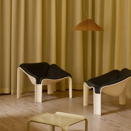 Fauteuil rembourré F300 cuir noir / Pierre Paulin, réédition 1965 - Gubi