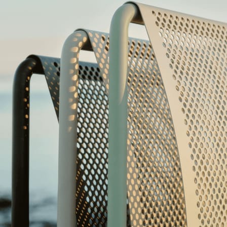 Chaise empilable Dapple métal vert / Perforé - Ferm Living