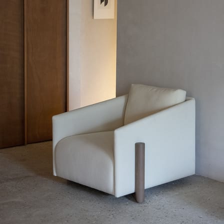Fauteuil rembourré Timber tissu beige - KANN DESIGN