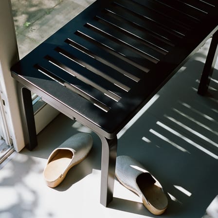 Bank 153B holz schwarz / B 72,5 cm - Alvar Aalto, 1945 / Sitzfläche mit Latten. - ARTEK