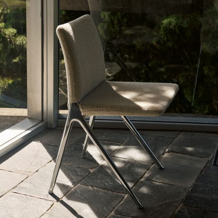 Chaise rembourrée Kape IF7 tissu beige - &tradition