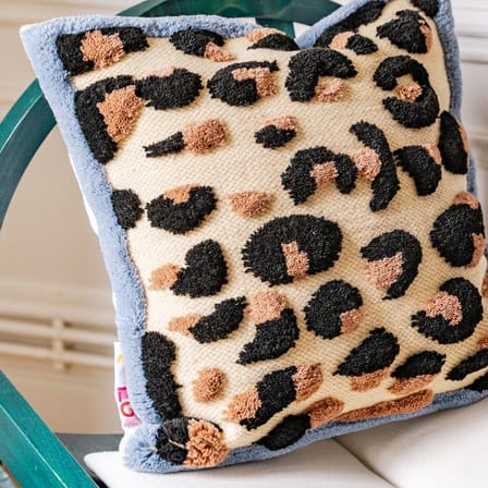 Kissen Leopard textil bunt / 45 x 45 cm - Handgewebte recycelte Wolle - COLORTHERAPIS