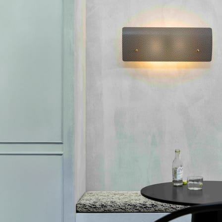 Applique con presa G320 CL2 metallo nero / Perforato - L 70 cm / Riedizione 1954 Pierre Guariche - SAMMODE STUDIO
