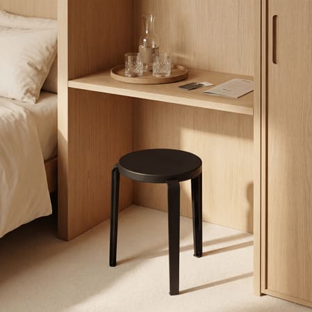 Tabouret empilable Lou Chroma bois noir / Bois éco-certifié - TIPTOE
