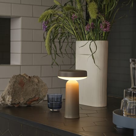 Lampe extérieur sans fil rechargeable Ease plastique beige / Ø 13 x H 21,5 cm - Muuto