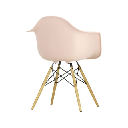 Poltrona RE DAW - Eames Plastic Armchair materiale plastico rosa / (1950) - Gambe legno chiaro / Riciclata - Vitra