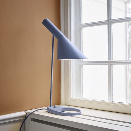 Lampe de table AJ métal bleu / H 56 cm - Orientable / Arne Jacobsen, 1957 - Louis Poulsen