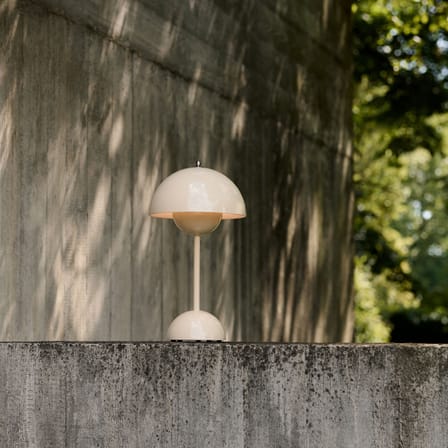 Lampe sans fil rechargeable Flowerpot VP9 métal beige / Ø 16 x H 29 cm - Verner Panton, 1968 - &tradition