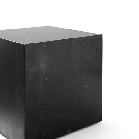 Table d'appoint Plinth Cubic marbre noir / Marbre - 40 x 40 x H 40 cm - Audo Copenhagen