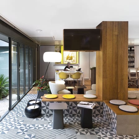 RE DAR - Eames Plastic Armchair Armchair plastic material yellow / (1950) - Black legs / Recycled - Vitra