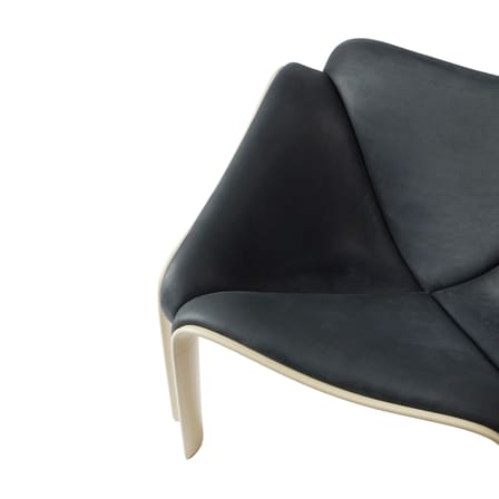 Fauteuil rembourré F300 cuir noir / Pierre Paulin, réédition 1965 - Gubi