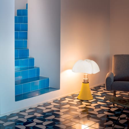 Lampe de table Pipistrello Pop LED jaune / H 66 à 86 cm - Gae Aulenti, 1965 - Martinelli Luce