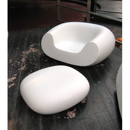 Table basse Chubby Low plastique blanc / Pouf - 85 x 75 x H 30 cm - Slide