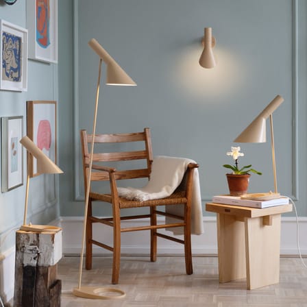 Lampe de table AJ Mini métal beige / H 43 cm - Orientable / Arne Jacobsen, 1957 - Louis Poulsen