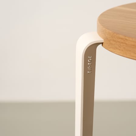 Lou Stackable stool metal white / H 45 cm - Eco-certified Oak - TIPTOE
