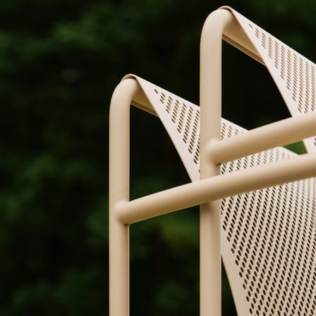 Fauteuil bas Dapple métal beige - Ferm Living