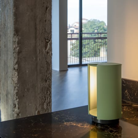 Lampe de table Pivotante métal vert / Charlotte Perriand, 1962 - Nemo