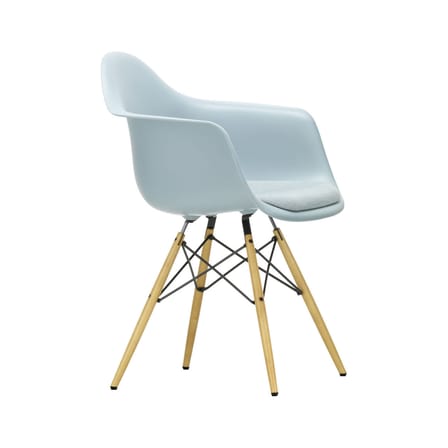Fauteuil RE DAW - Eames Plastic Armchair plastique bleu / (1950) - Pieds bois clair - Assise rembourrée / Recyclé - Vitra