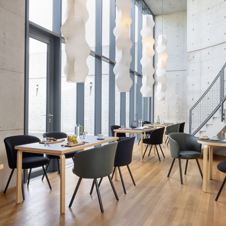 Gepolsterter Sessel Mikado leder grün / Füße Holz - Vitra