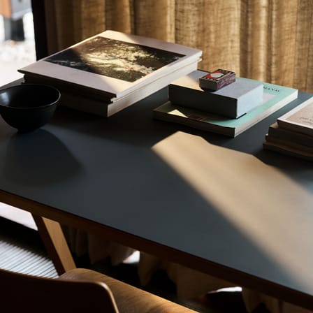 Bureau Daystak RD2 bois vert / Robin Day, 1951 - L 122 x Prof. 61 cm - &tradition