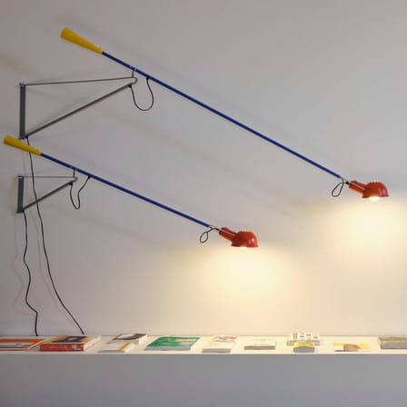 Applique avec prise 265 SMALL métal noir / L 150 cm - Modèle de 1973 - Flos