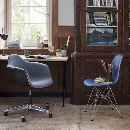 Chaise RE DSR - Eames Plastic Side Chair plastique bleu / (1950) - Pieds chromés / Recyclé - Vitra