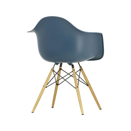 Fauteuil RE DAW - Eames Plastic Armchair plastique bleu / (1950) - Pieds bois clair / Recyclé - Vitra