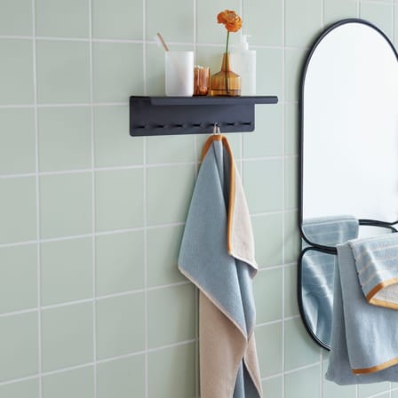 Miroir mural Carry métal noir / Porte-serviettes intégré - H 102 cm - HÜBSCH
