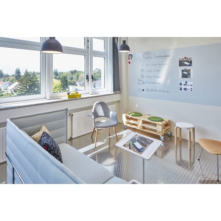 Pupitre NesTable plastique blanc / Table pour ordinateur portable - Plateau inclinable - Vitra