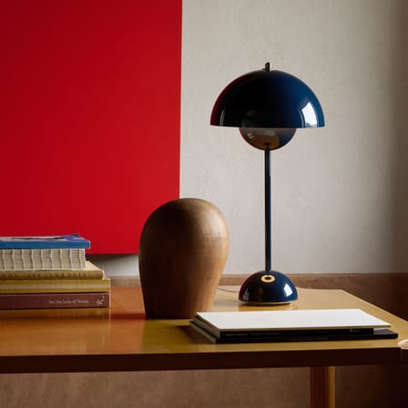 Lampe de table Flowerpot VP3 métal bleu / H 50 cm - By Verner Panton, 1968 - &tradition
