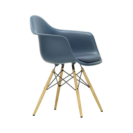 Fauteuil RE DAW - Eames Plastic Armchair plastique bleu / (1950) - Pieds bois clair - Assise rembourrée / Recyclé - Vitra