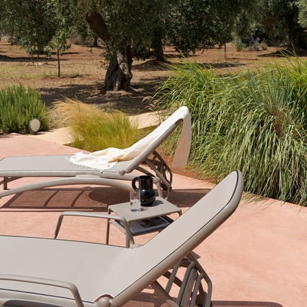 Schrägstellbarer, stapelbarer Liegestuhl Atlantico corian beige - NARDI