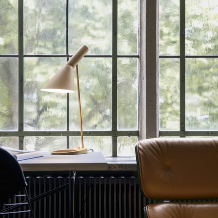 Lampe de table AJ métal beige / H 56 cm - Orientable / Arne Jacobsen, 1957 - Louis Poulsen