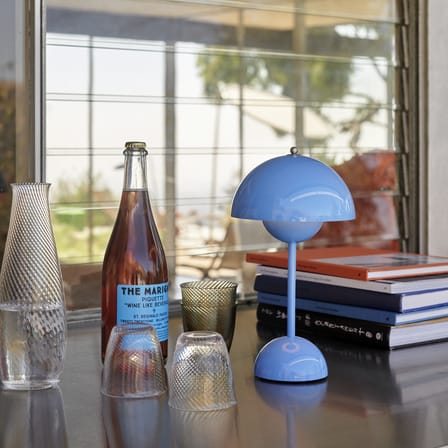 Lampe sans fil rechargeable Flowerpot VP9 plastique bleu / Ø 16 x H 29 cm - Verner Panton, 1968 - &tradition