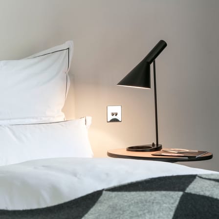 Lampe de table AJ / H 56 cm - Orientable / Arne Jacobsen, 1957 - Louis Poulsen
