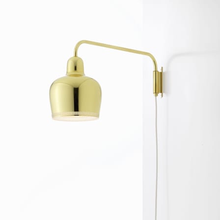 Applique avec prise Golden Bell A330S métal or / Alvar Aalto, 1937 - Bras pivotant - ARTEK