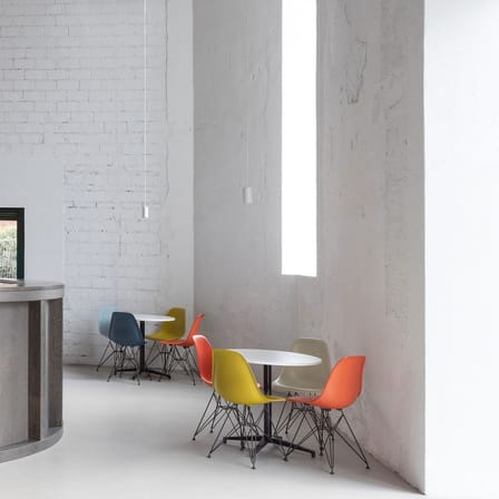 Chaise RE DSR - Eames Plastic Side Chair plastique rouge / (1950) - Pieds noirs / Recyclé - Vitra