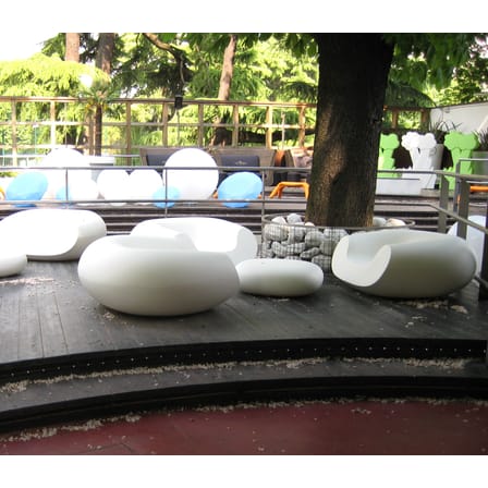 Table basse Chubby Low plastique blanc / Pouf - 85 x 75 x H 30 cm - Slide
