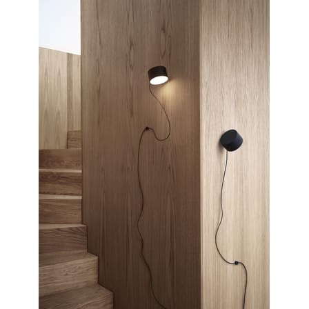 Applique avec prise Post métal noir / LED - Spot aimanté orientable - Muuto