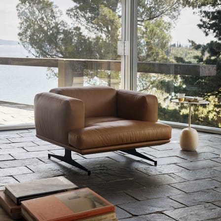 Fauteuil rembourré Inland AV21 cuir marron - &tradition